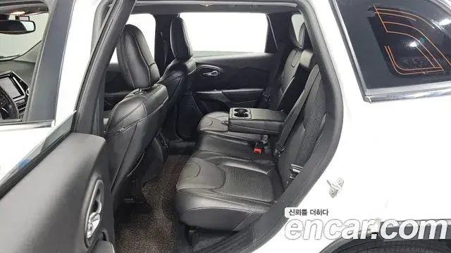 Jeep Cherokee 2021 — ფოტო 17/30