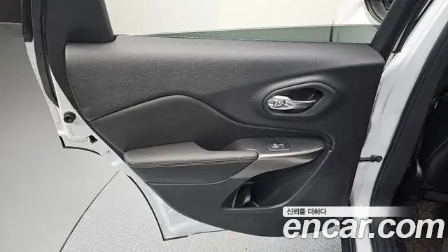 Jeep Cherokee 2021 — ფოტო 25/30