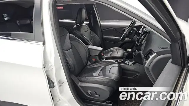 Jeep Cherokee 2021 — ფოტო 22/30