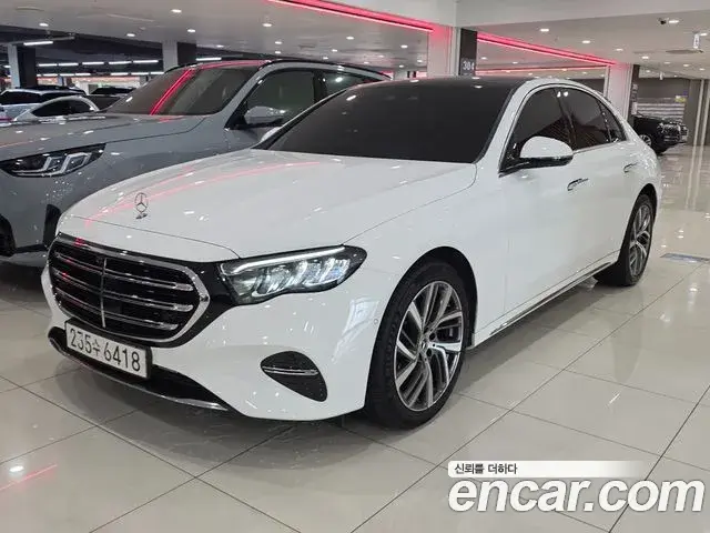 Mercedes-Benz E-Class 2024 — Photo 16/16