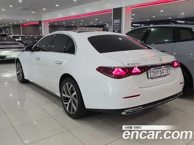 Mercedes-Benz E-Class 2024 — Photo 1/16