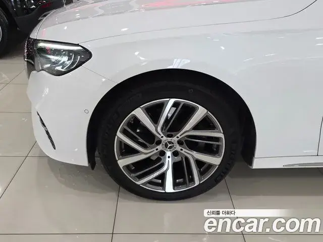 Mercedes-Benz E-Class 2024 — Photo 4/16