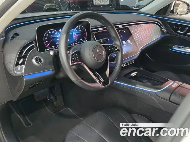 Mercedes-Benz E-Class 2024 — Photo 9/16