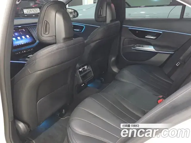 Mercedes-Benz E-Class 2024 — Photo 10/16