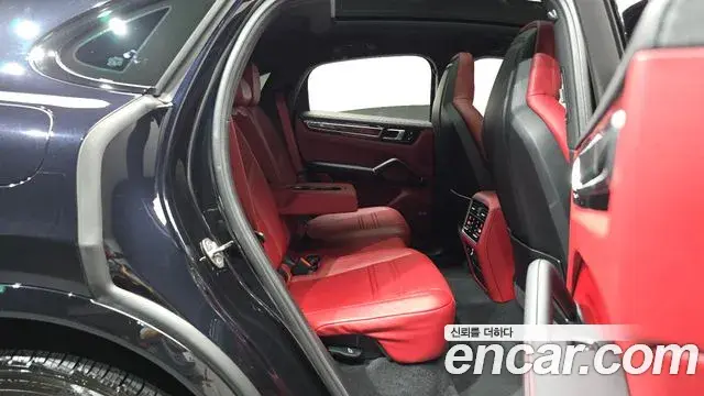 Porsche Cayenne 2022 — Photo 17/35