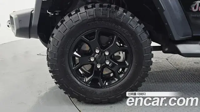 Jeep Wrangler 2023 — ფოტო 13/30