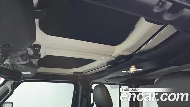 Jeep Wrangler 2023 — ფოტო 10/30