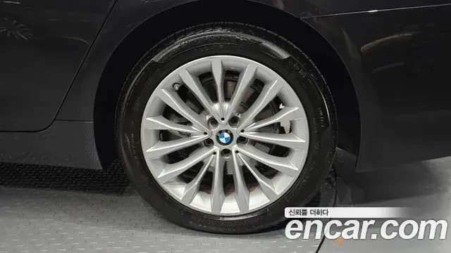 BMW 5 Series 2021 — Şəkil 17/32