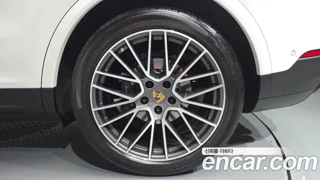 Porsche Cayenne 2022 — Photo 21/34