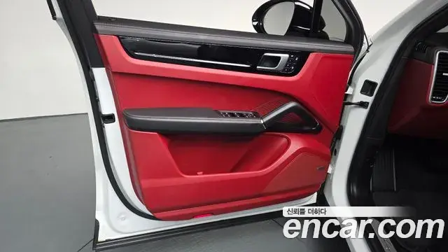 Porsche Cayenne 2022 — Photo 26/34
