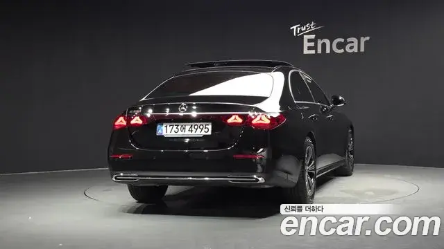 Mercedes-Benz E-Class 2025 — Photo 18/36