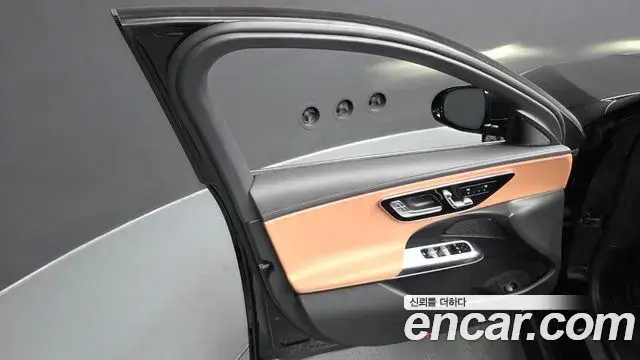 Mercedes-Benz E-Class 2025 — Photo 9/36