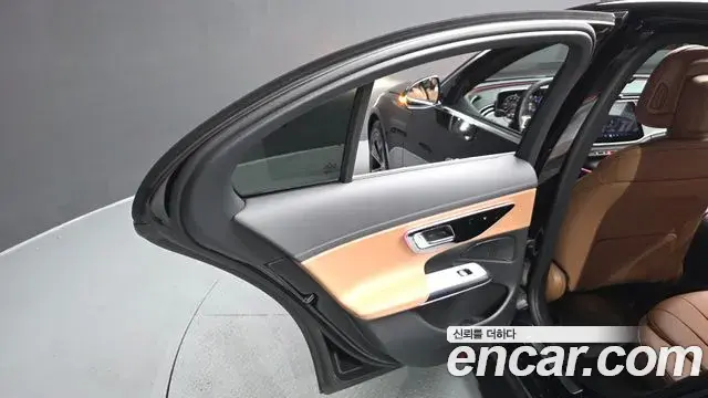 Mercedes-Benz E-Class 2025 — Photo 26/36
