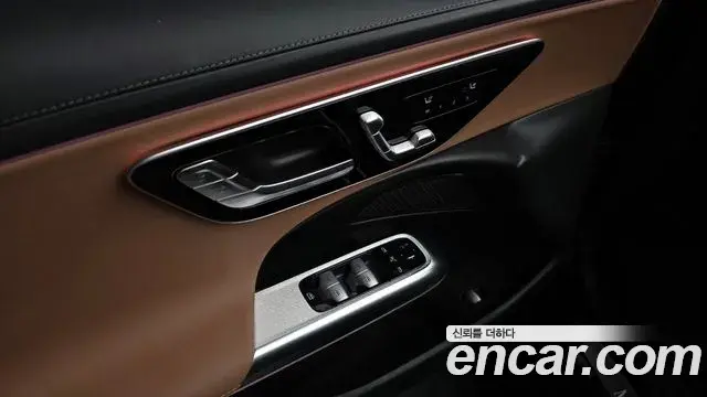 Mercedes-Benz E-Class 2025 — Photo 33/36