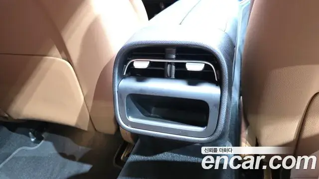 Mercedes-Benz E-Class 2025 — Photo 29/36