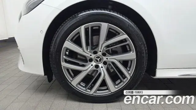 Mercedes-Benz E-Class 2024 — Photo 5/20