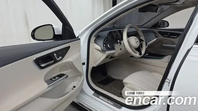 Mercedes-Benz E-Class 2024 — Photo 9/20
