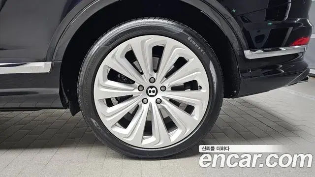 Bentley Bentayga 2023 — Photo 28/36
