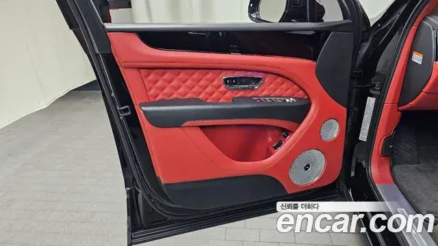 Bentley Bentayga 2023 — Photo 20/36