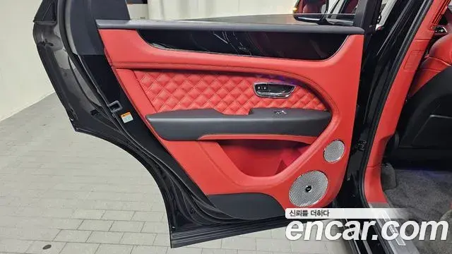 Bentley Bentayga 2023 — Photo 10/36