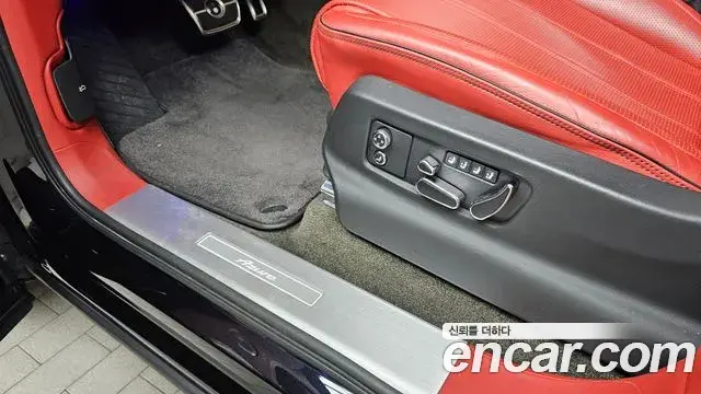 Bentley Bentayga 2023 — Photo 7/36