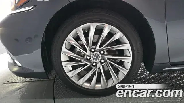 Lexus ES300h 2025 — Şəkil 1/46