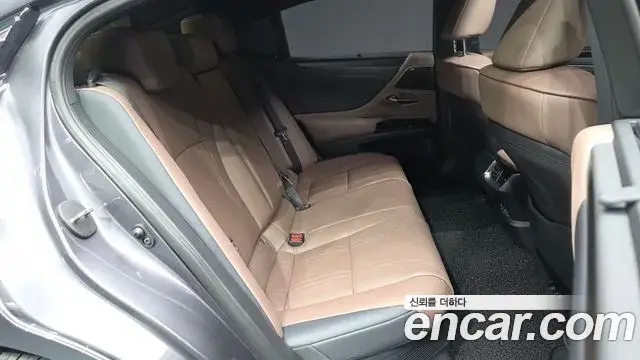 Lexus ES300h 2025 — Şəkil 31/46