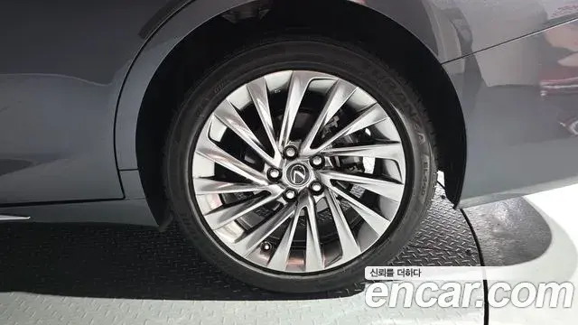 Lexus ES300h 2025 — Şəkil 43/46