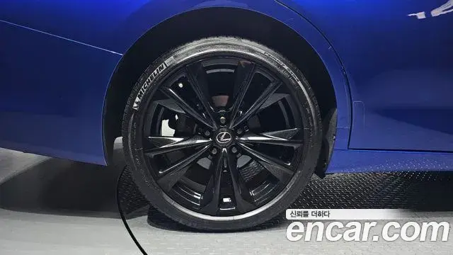 Lexus ES300h 2022 — Şəkil 28/30
