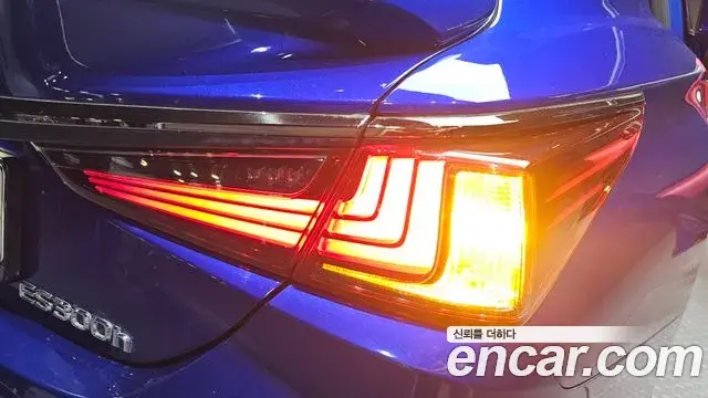Lexus ES300h 2022 — Şəkil 21/30