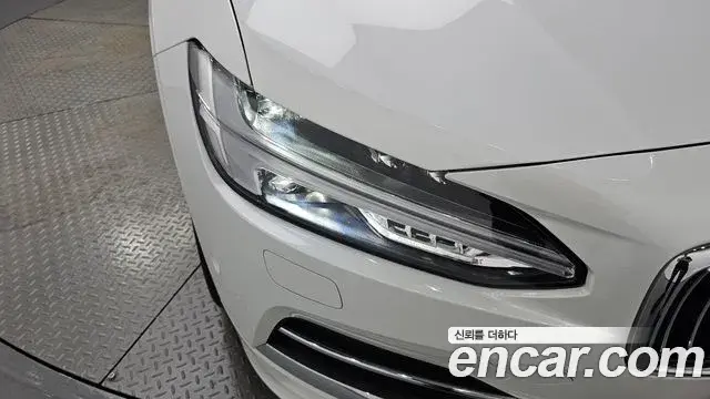 Volvo S90 2019 — Photo 28/32
