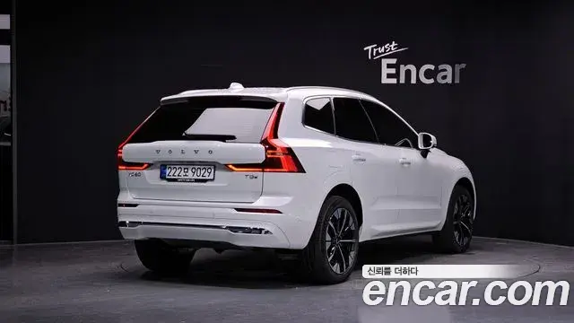 Volvo XC60 2025 — ფოტო 15/38