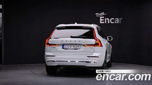 Volvo XC60 2025 — ფოტო 19/38