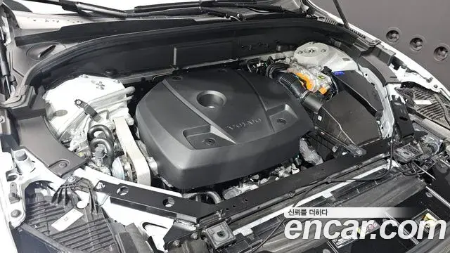Volvo XC60 2025 — ფოტო 18/38