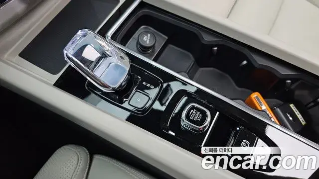 Volvo XC60 2025 — ფოტო 23/38