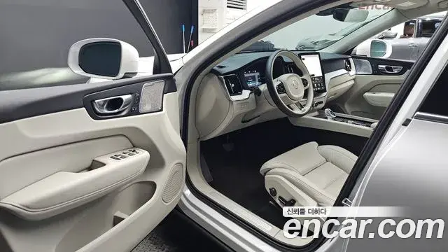 Volvo XC60 2025 — ფოტო 36/38