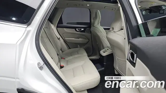 Volvo XC60 2025 — ფოტო 26/38