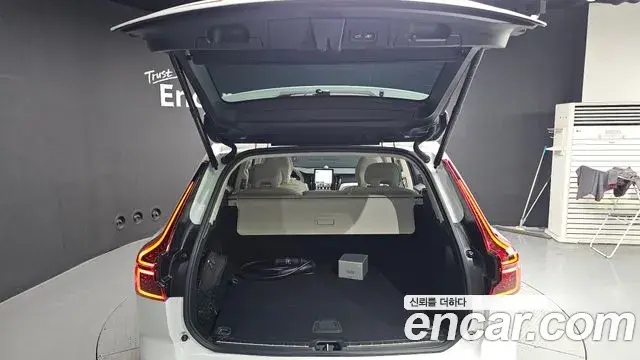 Volvo XC60 2025 — ფოტო 5/38