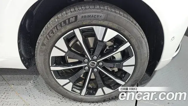 Volvo XC60 2025 — ფოტო 14/38