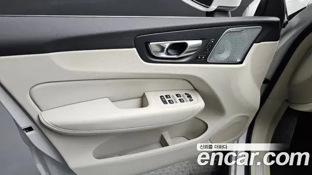 Volvo XC60 2025 — ფოტო 27/38