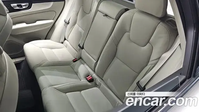 Volvo XC60 2025 — ფოტო 25/38