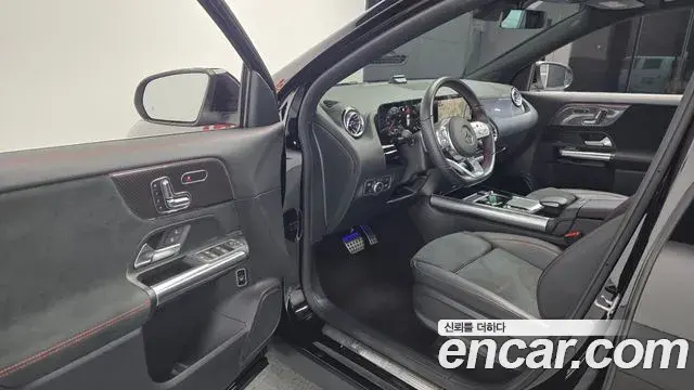 Mercedes-Benz GLA-Class 2023 — Фото 10/20