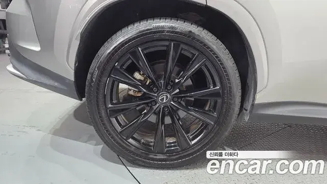Lexus NX450h+ 2024 — Photo 9/37