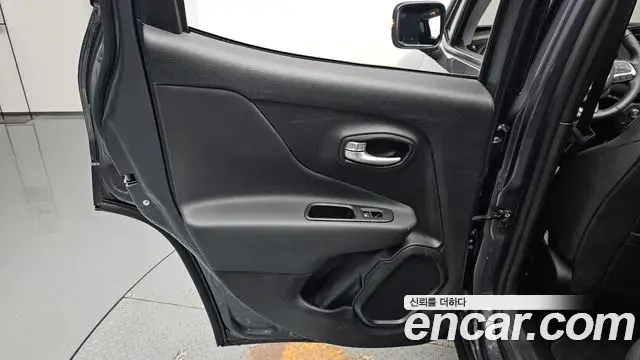 Jeep Renegade 2023 — Photo 9/38