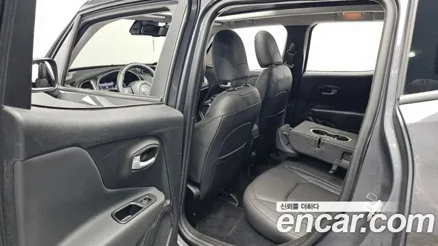 Jeep Renegade 2023 — Photo 29/38