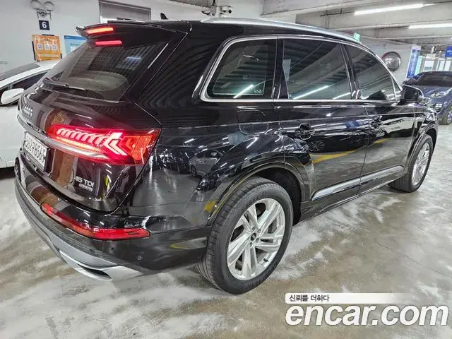 Audi Q7 2022 — Фото 2/20