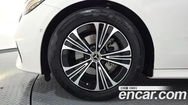 Mercedes-Benz E-Class 2024 — Photo 5/20