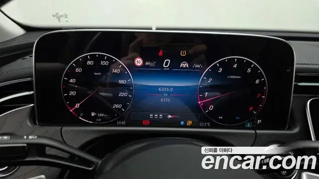 Mercedes-Benz E-Class 2024 — Photo 8/20