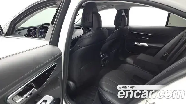 Mercedes-Benz E-Class 2024 — Photo 12/20