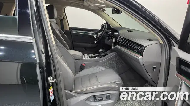 Volkswagen Touareg 2023 — Photo 35/37